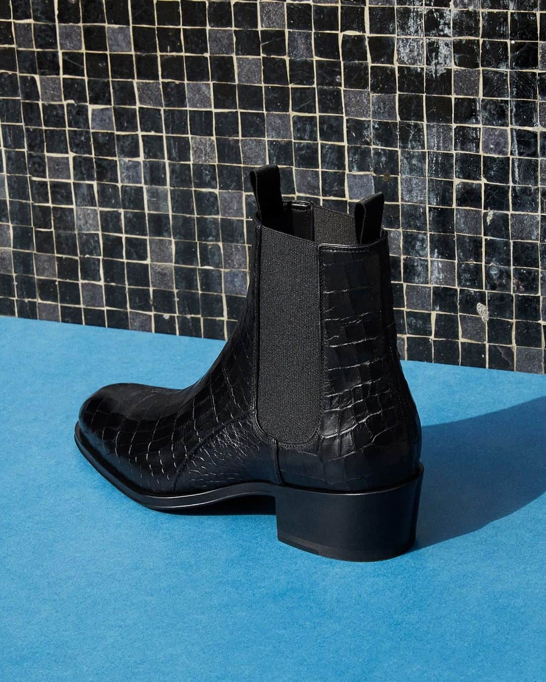 Giuseppe Zanotti Designさんのインスタグラム写真 - (Giuseppe Zanotti DesignInstagram)「Textured attitude all season long. For him, the ABBEY—a stacked-heel, croc-embossed black leather boot. #GiuseppeZanotti #GZFW19」8月20日 0時00分 - giuseppezanotti