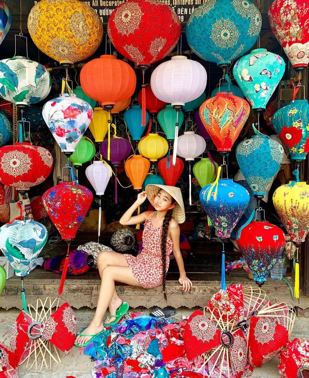 Laraさんのインスタグラム写真 - (LaraInstagram)「. Ms. Nhung makes these colourful lanterns so quickly and beautifully🌈 . Nhungさんが作るランタンに感動してランタンを買ったよ。 作った人がわかる買い物って その場でお礼が言えるから嬉しい😊 #larasummerholiday  #ホイアン」8月20日 0時09分 - fa_la_lara