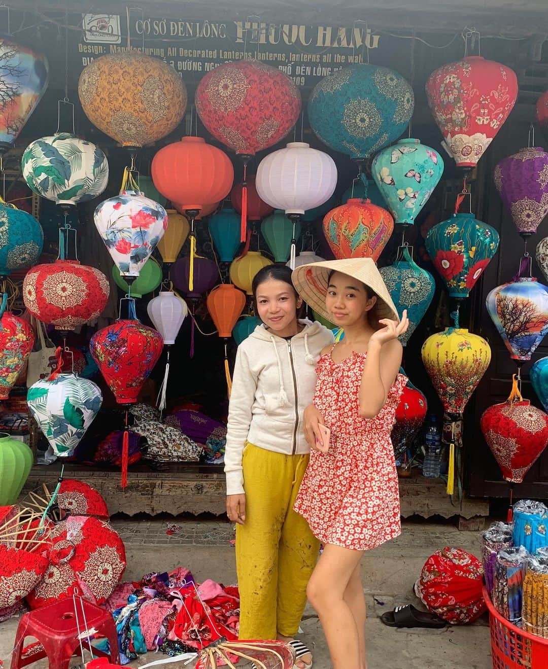 Laraさんのインスタグラム写真 - (LaraInstagram)「. Ms. Nhung makes these colourful lanterns so quickly and beautifully🌈 . Nhungさんが作るランタンに感動してランタンを買ったよ。 作った人がわかる買い物って その場でお礼が言えるから嬉しい😊 #larasummerholiday  #ホイアン」8月20日 0時09分 - fa_la_lara