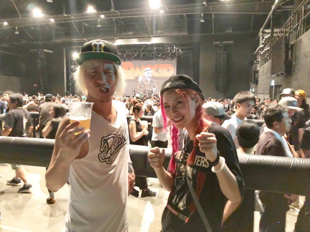 あやぺたのインスタグラム：「‪RANCID最高すぎた、、、、‬ ‪150%の気持ちでビールが飲みたくなった。我慢した。‬ ‪PUNKはHAPPYになれる最強の音楽！‬ ‪PUNKでHAPPYな最強の先輩と！🤘‬」