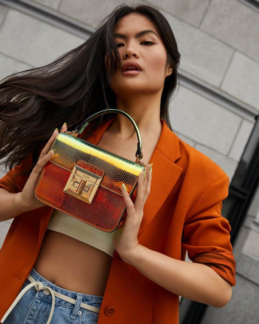 ALDO shoesさんのインスタグラム写真 - (ALDO shoesInstagram)「Too hot to handle! 🔥  Get your hands on sizzling summer handbag Chiadda, part of our limited-edition #AldoSelect collection. Link in bio. #AldoShoes」8月20日 0時03分 - aldo_shoes