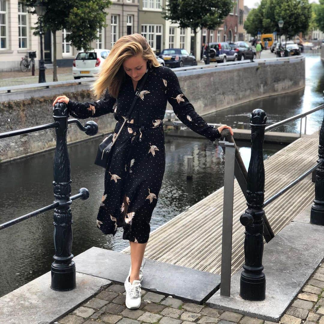 のインスタグラム：「Yaya for  a  sunny -catching up with friends- Monday ☀️😄. 📸☕️🥪 @basverwijlen」