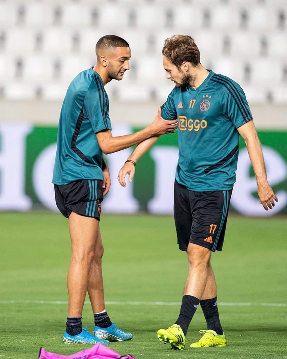 アヤックス・アムステルダムさんのインスタグラム写真 - (アヤックス・アムステルダムInstagram)「Show me your muscles, bro! 💪 #UCL #apoaja」8月20日 5時34分 - afcajax