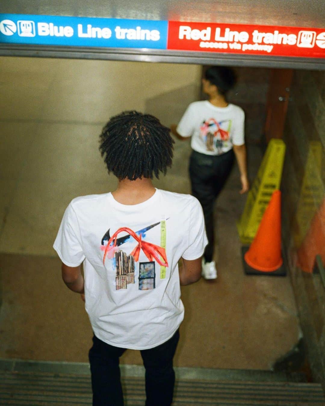 OFF-WHITE C/O VIRGIL ABLOHさんのインスタグラム写真 - (OFF-WHITE C/O VIRGIL ABLOHInstagram)「graphic tee specially designed for Off-White™ c/o @virgilabloh activation @nikechicago Re-Creation Center. available tomorrow at 673 N. Michigan Ave. location.⁣ ⁣ photography c/o @B.c.Calico, featuring @lizzxortiz and @blknptn.98, participants in the Re-Creation Center incubator program.⁣」8月20日 5時37分 - off____white
