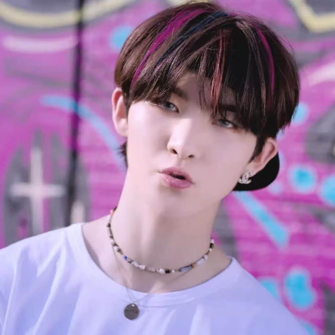 のインスタグラム：「Hwall D.D.D MV picture cuts ___ ___ 《 #theboyz#더보이즈#활#hwall#heohyunjoon #hyunjoon #theboyzhwall#tbz#hwalltheboyz#허현준 》」