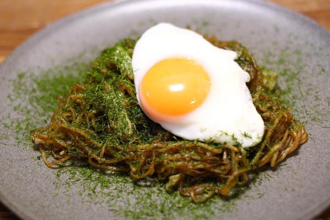 のインスタグラム：「うまいっ！ 今日はややカリッと焼き。 自作炭。  #本炭 #本日の炭水化物 #焼きそば #マルちゃん #japanesestyle #japanesefood  #japanesenoodle #FUJIFILM  X-T30で撮影」