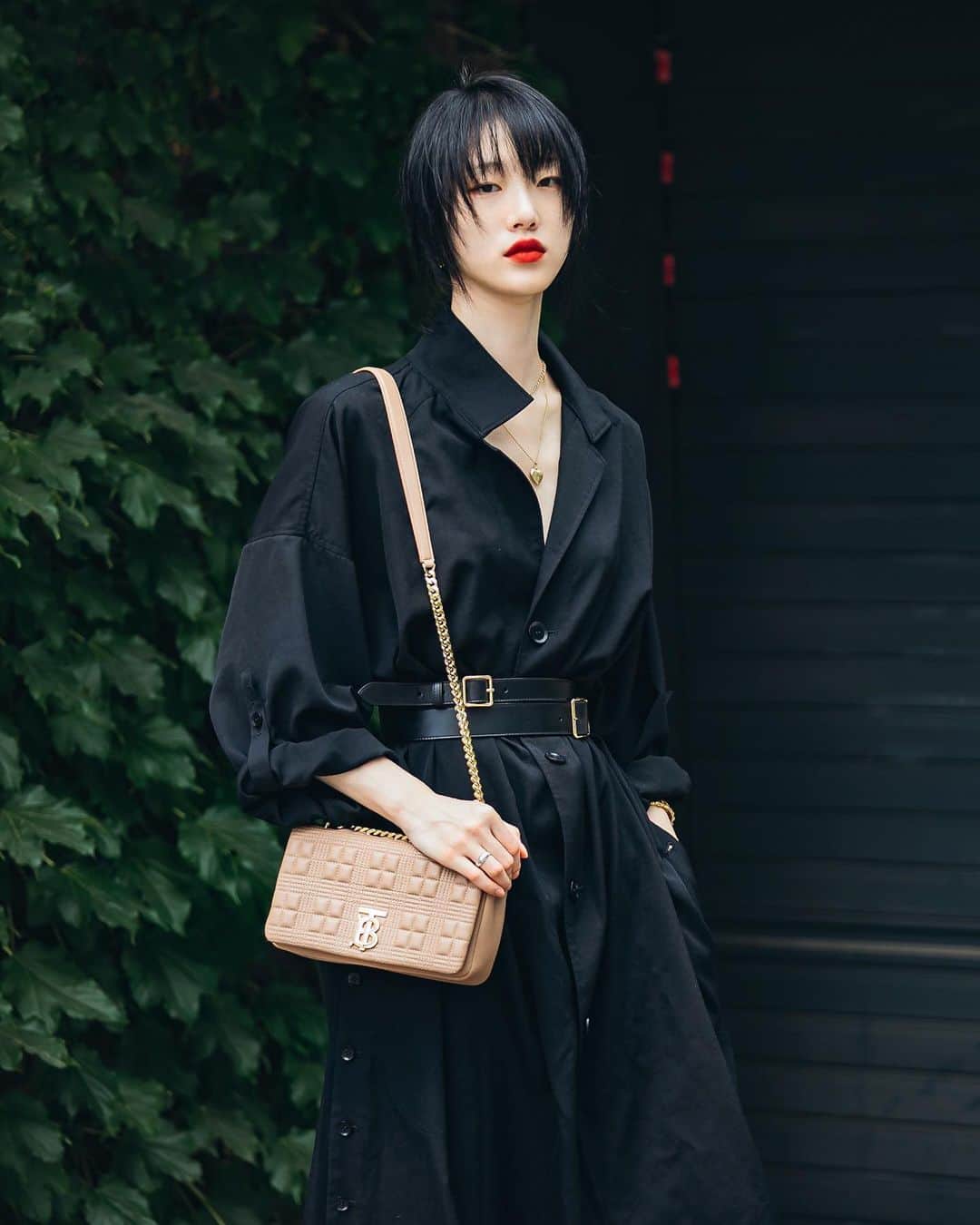 のインスタグラム：「#InBurberry . @Sola5532 wears the new quilted #LolaBag – crafted in quilted leather and accented with a polished chain strap . #BurberryAutumnWinter19 #TBRT #BurberryGeneration」