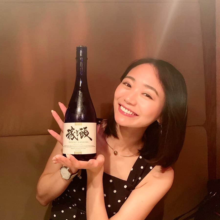 緑川静香さんのインスタグラム写真 - (緑川静香Instagram)「【しーたん日本酒録】  増田徳兵衛商店@京都 稼ぎ頭 純米  スッキリした酸がまるでワイン⁉︎新感覚日本酒。  うちの稼ぎ頭に乾杯〜！って言われてみたいよ、言われながら飲みたいよ、カルパッチョでも食べながら。  #しーたん日本酒録 #唎酒師 #日本酒 #日本酒女子 #京都 #増田徳兵衛商店 #稼ぎ頭 #山田錦100 #精米歩合70 #sake #japanesesake #sakebottle #sakestagram #일본술 #酸がたってて甘さもあるのだけど #米のふくよかさもある #それでいて低アルコールの8度 #上品なお味 #日本酒苦手な女子に持ってこい #みんなの目を開かせてやるぜ #外人さんにも飲ませたいね #ワイングラスで飲みたいやつ #フレンチとのマリアージュが楽しそう #白ワインより甘いけどスッキリしてて飲みやすい #こういう西洋料理に合う日本酒達も知ってもらって日本料理店以外にも日本酒が置かれるようになったら #一気に広がると思うのだけどね #全然関係ないけどこの日稽古終わりでメイクが薄い #あははは」8月20日 0時13分 - midorikawa_shizuka