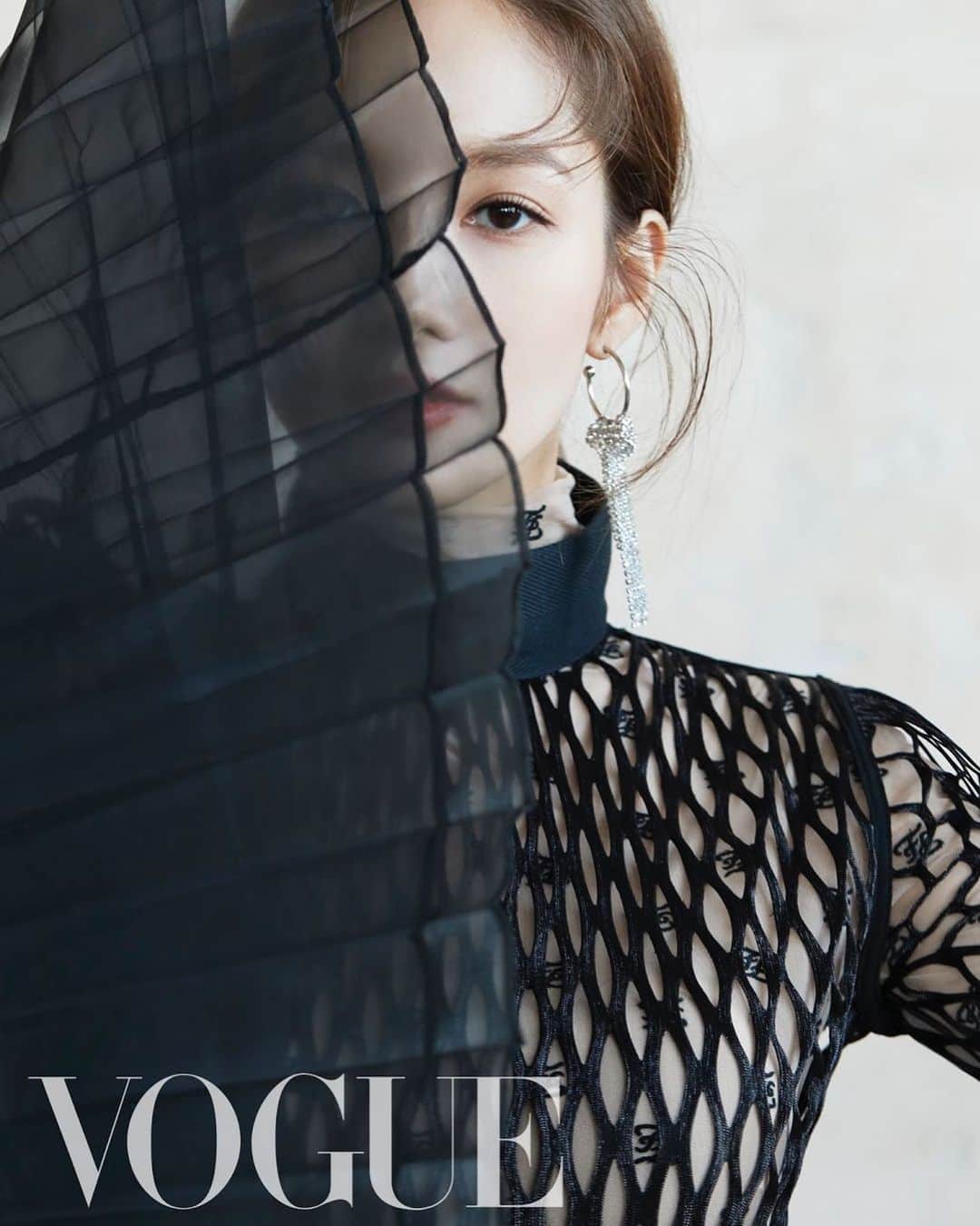 Vogue Taiwan Officialさんのインスタグラム写真 - (Vogue Taiwan OfficialInstagram)「#Voguecover  過去一年半的時間裡，沒有休息過的朴敏英，常督促自己保持運動的習慣，不要挑食、盡量按時吃飯來維持自己最好的狀態。  朴敏英：讓我能撐下去完成工作的力量，不是單純地想說「我在消化行程」，而是因為內心想著「我正在做我喜歡的事情。」所以才能帶著開懷的心情去完成。  #朴敏英 #박민영 #parkminyoung #coverstar #coverstory」8月20日 0時13分 - voguetaiwan