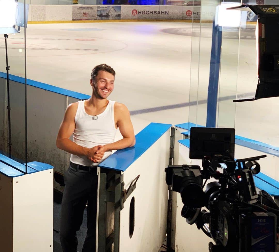 jotipolizoakisさんのインスタグラム写真 - (jotipolizoakisInstagram)「Unglaublich aber wahr! Ich hatte heute meinen ersten Drehtag für die zweite Staffel von @dancingonicesat.1 ⛸⭐️. Jetzt beginnt die Trainingphase mit meiner neuen Promi-Partnerin ( super süß und toll aber darf noch nichts sagen 🤫🤩) und ab Herbst dann die Liveshows. Ich freue mich SO sehr - wer freut sich mit mir? 🙆🏽‍♂️❄️❤️ es geht endlich wieder loooooos @sat.1」8月20日 0時14分 - jotipolizoakis