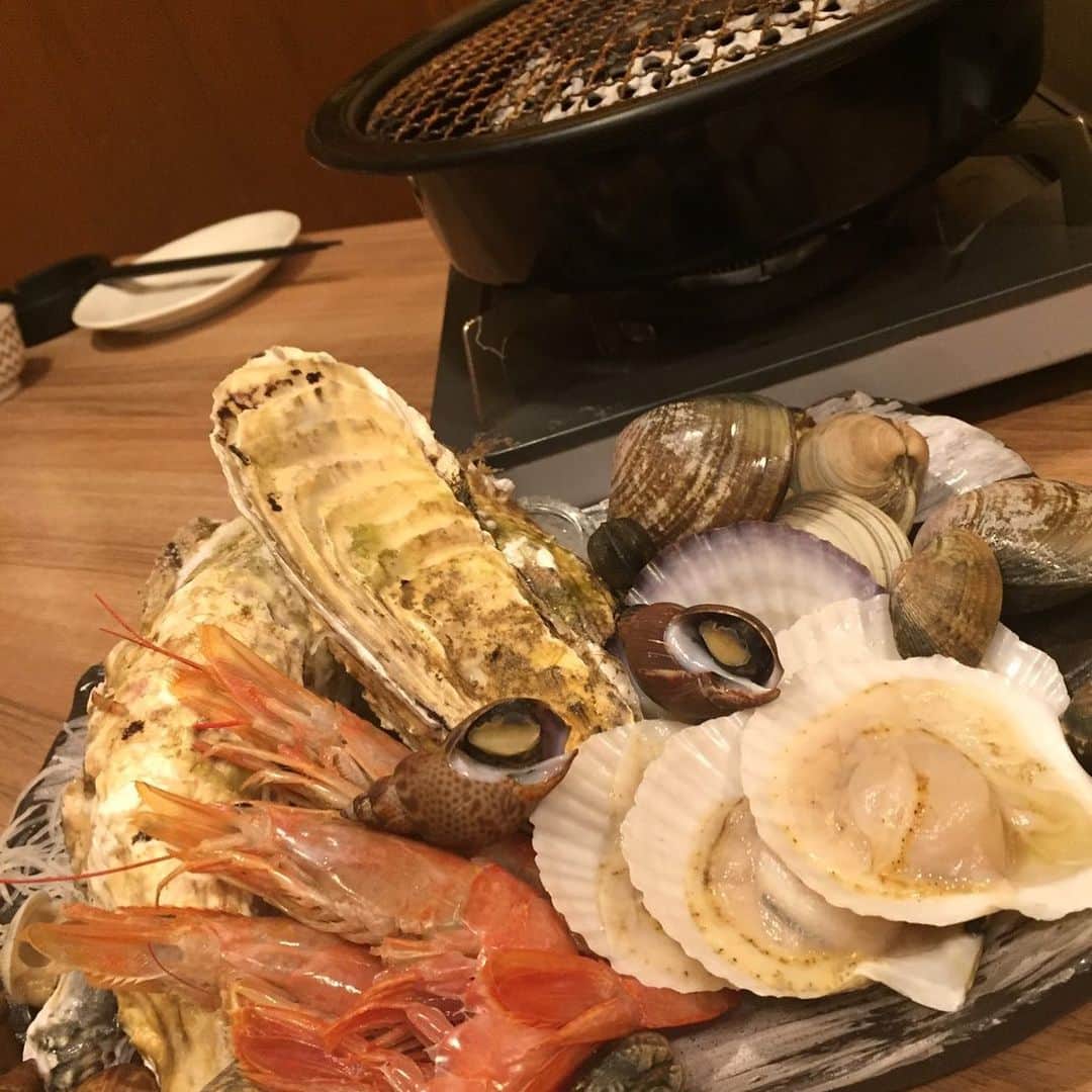 鶏魚 谷町のインスタグラム：「鶏魚です！しーちゃんです🎶 新メニューになって、貝盛り放題が値上がりしたのですが、月曜日と火曜日限定でなんと、「一皿500円」*\(^o^)/* 絶対お得ですよ♡ #月曜日と火曜日限定 #一皿¥500 #鶏魚 #大阪 #谷町四丁目 #駅近 #セルフ飲み放題 #地域最安値 #コース #座敷 #個室 #貝盛り放題 #ガンガン焼き #あさり #はまぐり #ホンビノス貝 #牡蠣 #さざえ #飲み会 #女将」