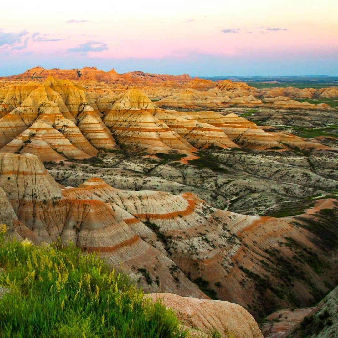 アメリカ内務省さんのインスタグラム写真 - (アメリカ内務省Instagram)「It’s easy to have a good time in #Badlands National Park in #SouthDakota. The park’s rugged beauty comes from millions of years of geologic forces building up and tearing down this unique landscape and can be explored from numerous trails. Visitors can see bison, bighorn sheep, prairie dogs and black-footed ferrets in their native habitat as well as the fossilized remains of ancient mammals like three-toed horses, oreodonts and saber-toothed cats. Pretty cool. Photo @BadlandsNPS by David Restivo, #NationalPark Service. #travel #FindYourPark #usinterior」8月20日 0時20分 - usinterior