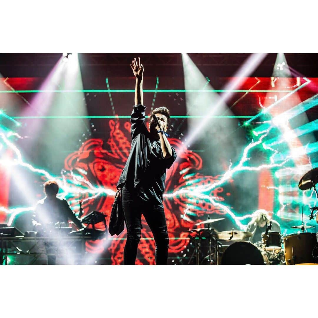 青木カズローさんのインスタグラム写真 - (青木カズローInstagram)「Crossfaith ( @crossfaithjapan )﻿ ﻿ 2019.08.17 @ Ukraine "ZAXIDFEST 2019" ﻿ photo by 青木カズロー(cazrowAoki)﻿ ﻿ #Crossfaith #ZAXIDFEST #写殺﻿ #人間が生きている瞬間﻿ #生きてなきゃ殺せない﻿ #殺してぇから生きてくれ」8月20日 0時20分 - cazrowaoki