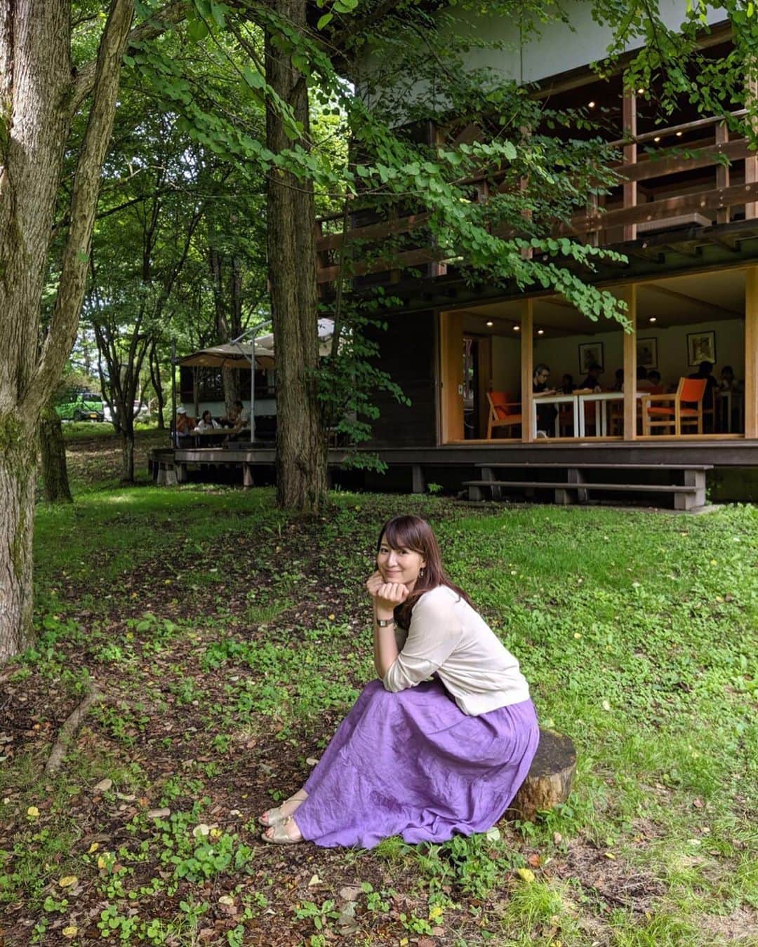 下田奈奈さんのインスタグラム写真 - (下田奈奈Instagram)「*﻿ 軽井沢旅行記⑤﻿ 『ELOISE’s cafe🥞〜暇つぶしフォト篇〜』﻿ ﻿ ﻿ メニューを頼んでからの待ち時間が暇で、 座っていると寝ちゃいそうだったのでお庭へ🌳🍃﻿ ﻿ ﻿ 芝生の上でふざけた写真いっぱい撮りました🐿笑﻿ ﻿ ﻿ お庭が広くてクルクル〜〜〜🧚‍♀️✨﻿ ﻿ ﻿ せっかくなので3時間以上並んだ分だけ大満喫しようと、お庭までしっかり味わってきました🌱﻿ ﻿ ﻿ ﻿ ﻿最高に並び疲れてたけど最高に楽しかった🥳💕 ﻿ ﻿ これはこれで貴重過ぎる思い出。 3時間15分待ちの初体験。 忘れることのないモーニング。 ﻿ ﻿ そして、何よりこんなにしんどい状況にもかかわらず、一度も嫌な空気にならなかった瑠花ちゃん＆里佳子ちゃんの心の広さに感動🥺💕 ﻿ 改めて友達の素晴らしさに気付けました🤣🤣🤣 ﻿私たちの絆を深めさせるための試練がだったのか🙊✨ ﻿ ﻿ 🔖ELOISE’s cafe﻿ 長野県北佐久群軽井沢町軽井沢1067-9ハーモニーハウス﻿ 050-5835-0554﻿ 時間 8:00〜15:00﻿ ﻿ ﻿ #軽井沢 #軽井沢旅行 #軽井沢観光 #軽井沢女子旅行 #軽井沢女子旅 #女子旅 #女子旅行 #国内旅行 #女子国内旅行 #軽井沢インスタ映え  #夏の軽井沢 #軽井沢グルメ #軽井沢モーニング #軽井沢散歩 #軽井沢スポット #軽井沢フレンチトースト #軽井沢カフェ #モーニング #フレンチトースト#オムレツ #軽井沢人気店 #eloisescafe #エロイーズカフェ」8月20日 0時22分 - shimodanana