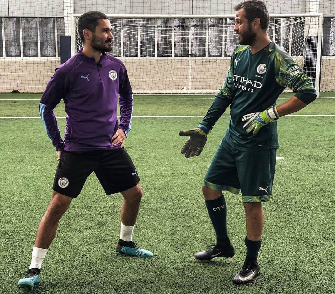 イルカイ・ギュンドアンさんのインスタグラム写真 - (イルカイ・ギュンドアンInstagram)「Some serious football talks with my friend @erkankeka ⚽😉 Thanks for stopping by! 🙌🏼 // Arkadaşım @erkankeka ile ciddi futbol müzakerelerine daldık ⚽😉 haftasonu misafirim olduğun için teşekkürler! 🙌🏼 @mancity」8月20日 0時35分 - ilkayguendogan