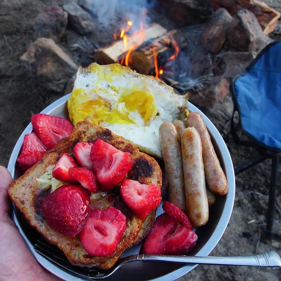 REIさんのインスタグラム写真 - (REIInstagram)「Well, we're definitely hungry now. Last week you shared your favorite camp cooking moments with us by tagging #REIchallenge. These were some of our absolute favorites.  Photos: @chillly_pepper in Sespe Wilderness, #California; @nouk2u in Forestville/Mystery Cave State Park, #Minnesota; @her.campkitchen in Eastern #Oregon; @hola_franki in Salt Point State Park, #California. #OptOutside」8月20日 0時36分 - rei