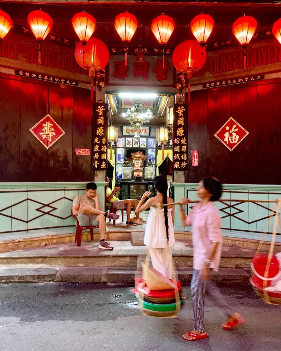 Laraさんのインスタグラム写真 - (LaraInstagram)「. . Hoi An is a very nostalgic village and the whole village is a world heritage . .  町全部がそのまま世界遺産のホイアンのオールドタウン。  夜はとてもノスタルジックで感動❤︎ .  #larasummerholiday  #ホイアン #世界遺産」8月20日 0時36分 - fa_la_lara