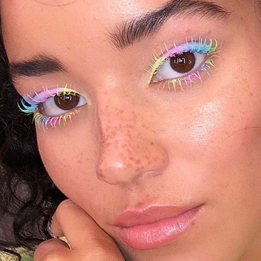 Vogue Beautyさんのインスタグラム写真 - (Vogue BeautyInstagram)「Look no further for vivid makeup inspiration—there were rainbow-dipped lids and lashes aplenty on Instagram last week. Tap the link in our bio for our favorite beauty Instagrams.」8月20日 0時33分 - voguebeauty