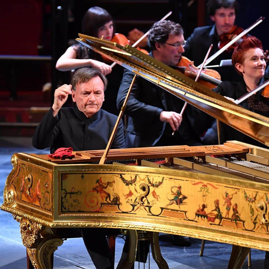 ロイヤル・ファミリーさんのインスタグラム写真 - (ロイヤル・ファミリーInstagram)「🎹🎶 A special @bbc_proms performance on Friday celebrated the 200th Anniversary of Queen Victoria’s birth, with music composed by Prince Albert himself. The Erard piano, commissioned by Queen Victoria in 1856, was moved from the visitor’s route at Buckingham Palace to the @royalalberthall for the event. In the first video watch as Stephen Hough performs, alongside the Orchestra of The Age of Enlightenment, during the show.  The Grand Piano was loaned from the @royalcollectiontrust. Works from the Collection are frequently loaned to institutions throughout the UK and around the world.  Read more about this weekend’s ‘Prom 40: Queen Victoria’s Piano’ via the link in our bio.」8月20日 0時33分 - theroyalfamily