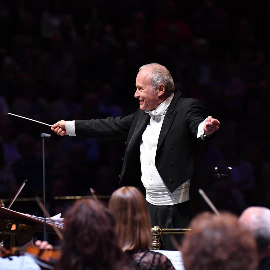 ロイヤル・ファミリーさんのインスタグラム写真 - (ロイヤル・ファミリーInstagram)「🎹🎶 A special @bbc_proms performance on Friday celebrated the 200th Anniversary of Queen Victoria’s birth, with music composed by Prince Albert himself. The Erard piano, commissioned by Queen Victoria in 1856, was moved from the visitor’s route at Buckingham Palace to the @royalalberthall for the event. In the first video watch as Stephen Hough performs, alongside the Orchestra of The Age of Enlightenment, during the show.  The Grand Piano was loaned from the @royalcollectiontrust. Works from the Collection are frequently loaned to institutions throughout the UK and around the world.  Read more about this weekend’s ‘Prom 40: Queen Victoria’s Piano’ via the link in our bio.」8月20日 0時33分 - theroyalfamily