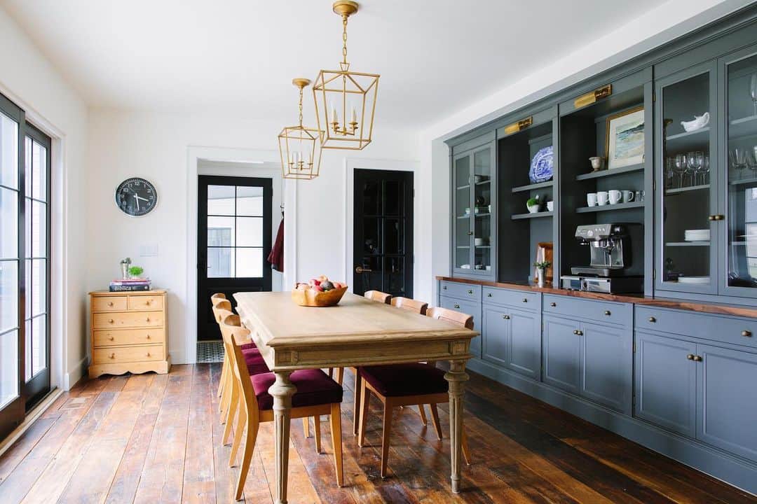 HGTVさんのインスタグラム写真 - (HGTVInstagram)「This transformation will make you do a double-take. 🤩 Swipe for the before and see more dining room design inspo at the link in our bio. Design by @jeanstofferdesign.」8月20日 0時37分 - hgtv