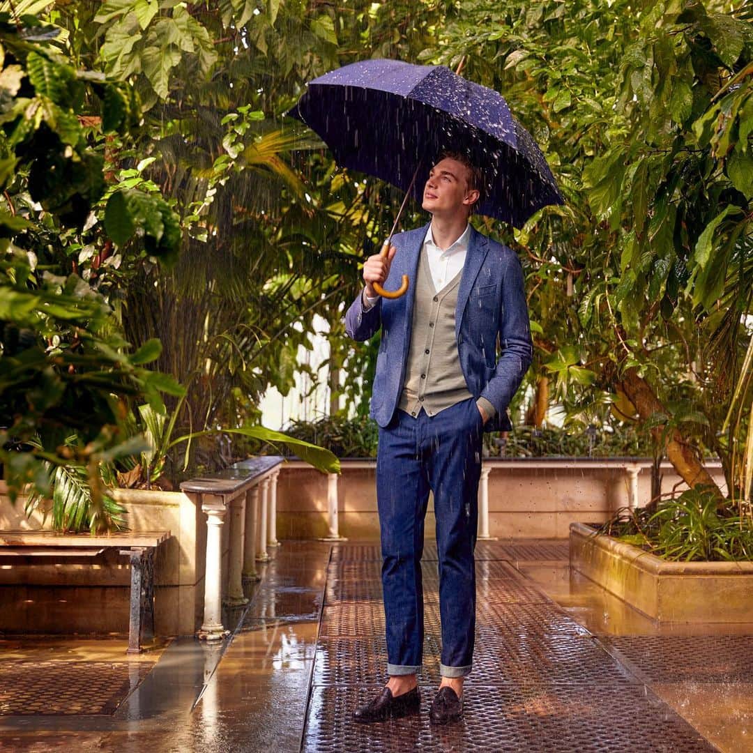 ハケットのインスタグラム：「Come rain or shine, every gentleman will understand the importance of remaining elegant and well dressed. Explore our all-weather collections online or in store today. #Hackett #Autumn」
