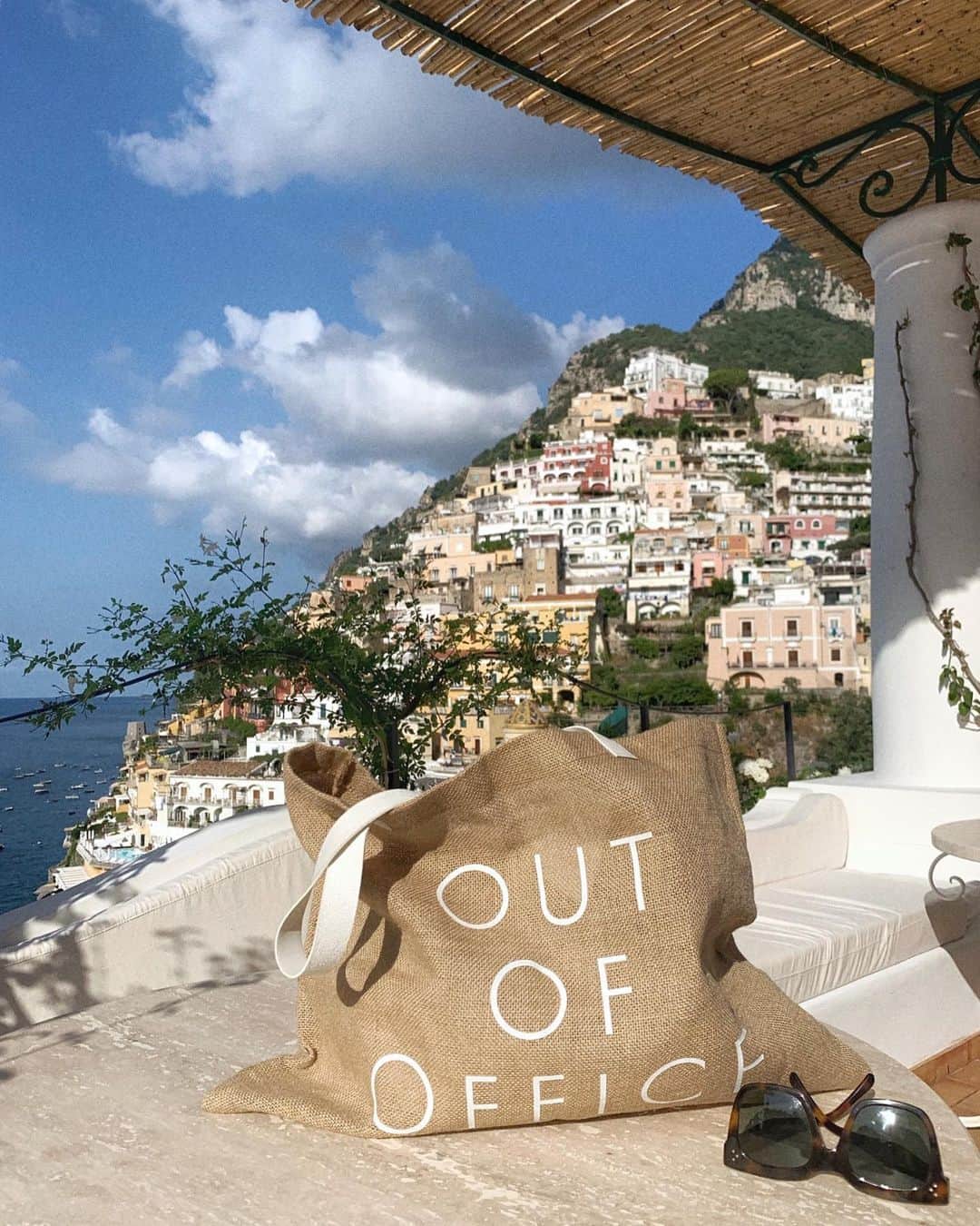 Marianna Hewittのインスタグラム：「Raise your hand if you wish you were out of office today 💁🏻‍♀️ limited edition tote available at @summerfridays .com」