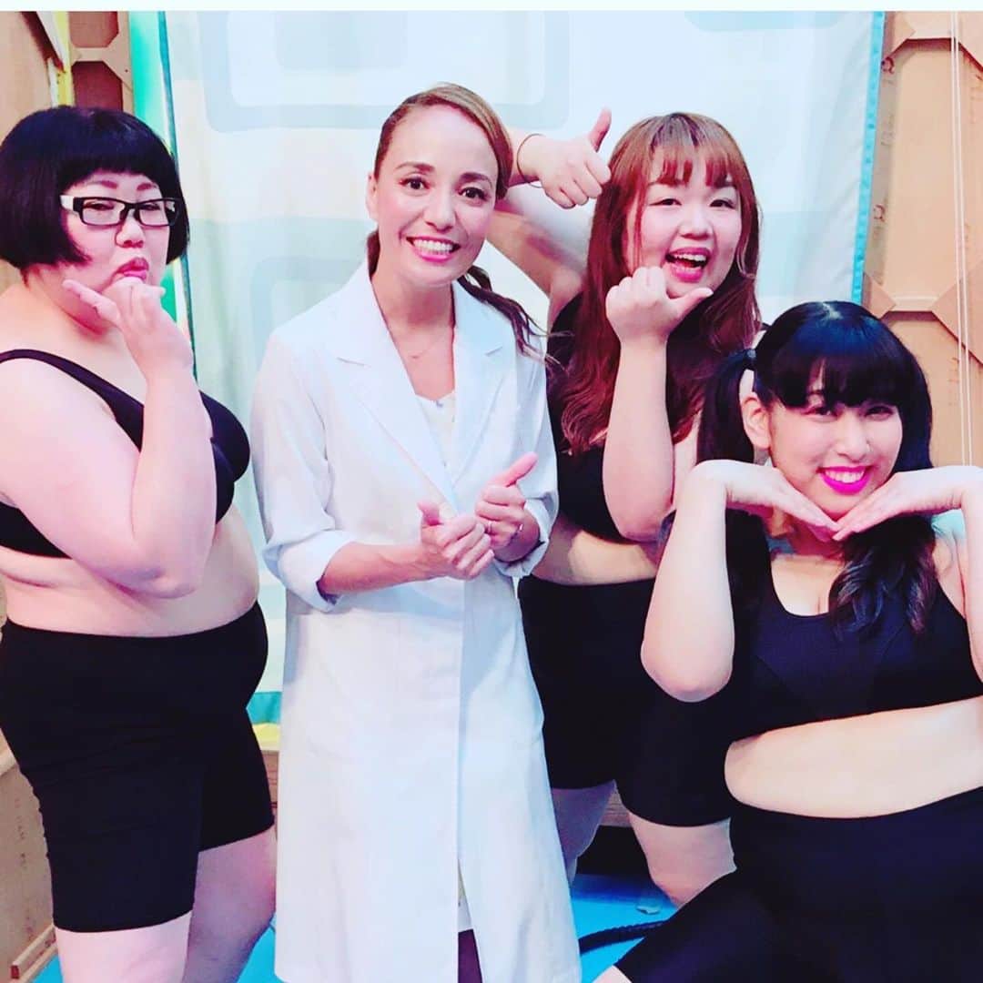藤本友美のインスタグラム：「ヒルナンデスのダイエット検証企画終了しました！！ 使わなかった没動画を載せます！ 彼女と非常階段でフランクフルトに使っていいよ！  おからダイエットはめちゃくちゃ楽です！ 体重が落ちたのは、宿便とか、朝食べる様にしたとか、おからダイエットしてるんだぞっていう意識があったってのと色々な要因があると思いますが、 まじでいつも通りの食事にプラスするだけなので、続かない人とか三日坊主の人にはおすすめです。 まじでめんどかったらセブンで120円くらいのポテサラか卵サラダとかに混ぜるだけでいいいし、とひたえずなんにでも混ぜれるの最強でした！ あと生なので放送中に言う時間が無かったけどどうしても言いたかったのは、30近くなってから、謎の大人ニキビができはじめて困ってたんですがらそれがこの3週間で少し改善されました！ あと前は顔ばっかり汗かいてたのに全身から出るようになって、代謝が上がるのを実感しました！ おからサイドの回し者じゃないのですが、よかったのでせっかくだったらやってみてください！  #ヒルナンデス #ダイエット #ダイエット方法 #おから #フランクフルト」