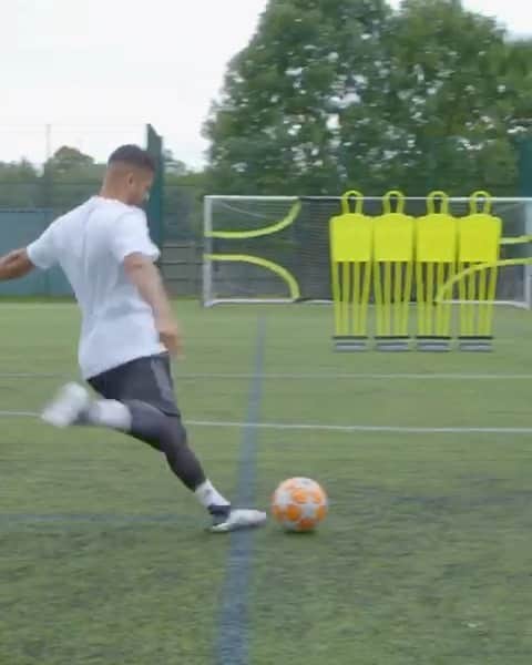 F2Freestylersのインスタグラム：「ARE YOU A FREE KICK SPECIALIST? YOU’LL LOVE OUR LATEST VID 👉🏼 HIGHEST FREE KICK WALL IN THE WORLD!🌍 LINK IN BIO 🔗」