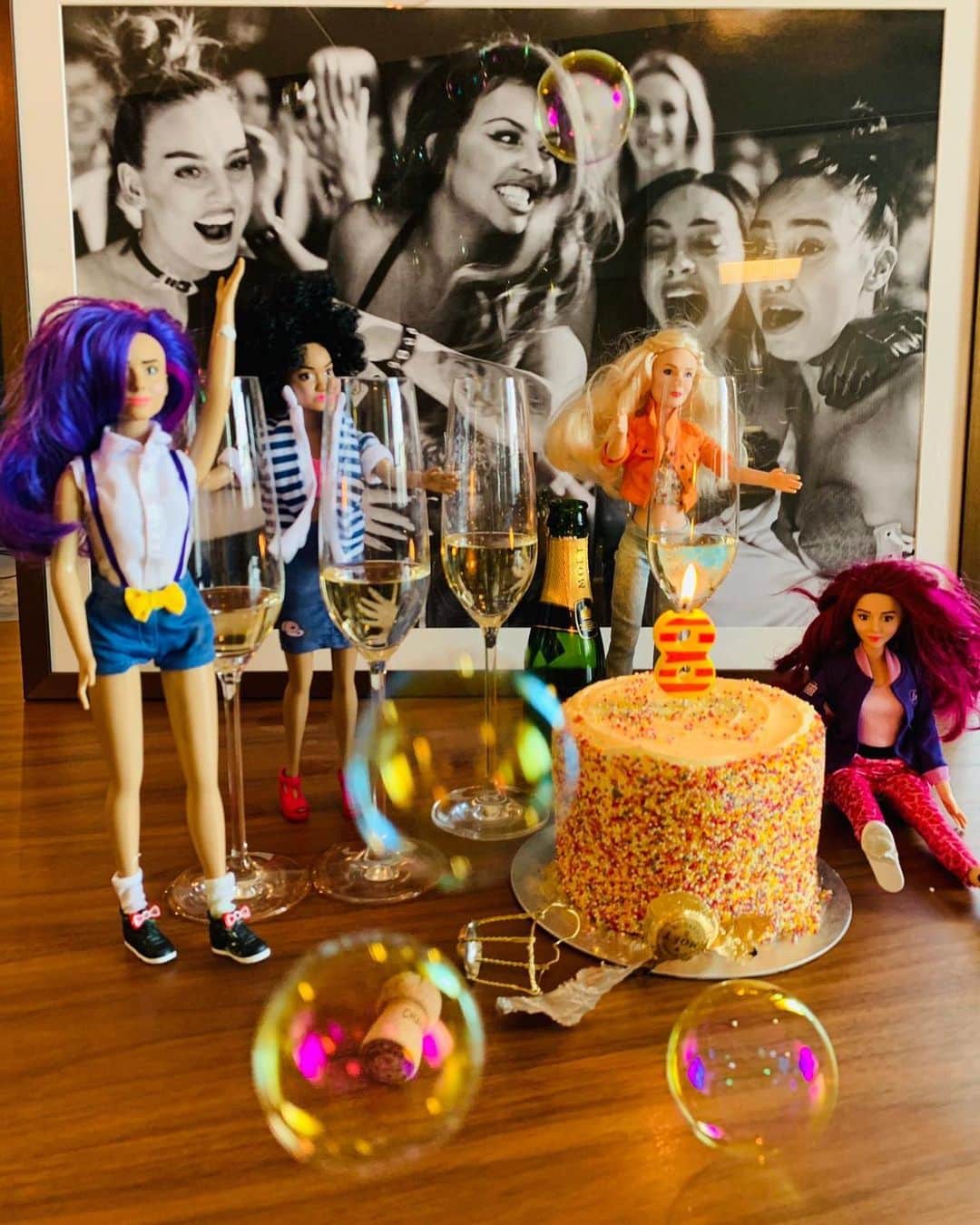 リトル・ミックスさんのインスタグラム写真 - (リトル・ミックスInstagram)「8 years of fun, frolics and fabulous memories! Here is to the next 80! We can’t thank all you guys enough for giving Little Mix life! We are now gonna quaff this champagne and demolish this cake! See you on tour and in the charts very soon! 👍🥂🍾🎁🎈🎂 #8YearsOfLittleMix」8月20日 1時10分 - littlemix