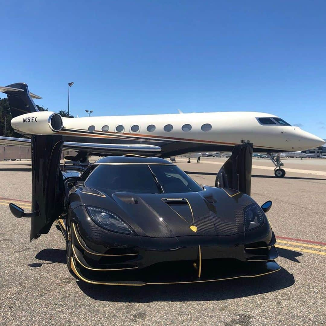 CarsWithoutLimitsさんのインスタグラム写真 - (CarsWithoutLimitsInstagram)「Would you take the Koenigsegg or the private jet? COMMENT BELOW 🛩 Photo @shinmikeyin  #carswithoutlimits #koenigsegg #agera #phoenix #jet #privatejet」8月20日 1時11分 - carswithoutlimits