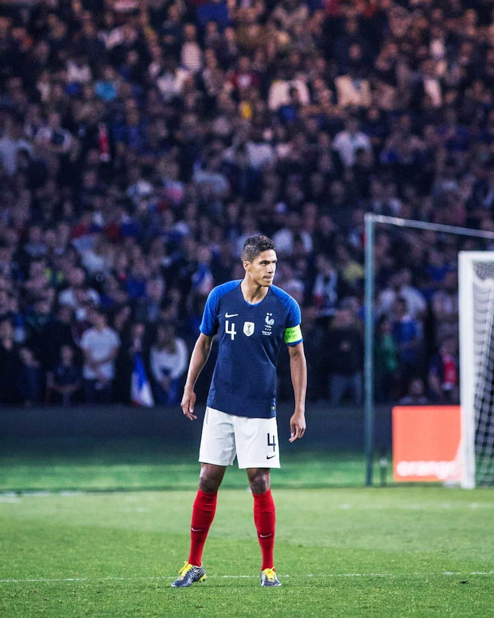 サッカー フランス代表チームさんのインスタグラム写真 - (サッカー フランス代表チームInstagram)「Un mot pour décrire notre @raphaelvarane ? 💪 #FiersdetreBleus - Describe @raphaelvarane in one word ! 💪 📸 @pacophotographie / @hellosportpack」8月20日 1時03分 - equipedefrance