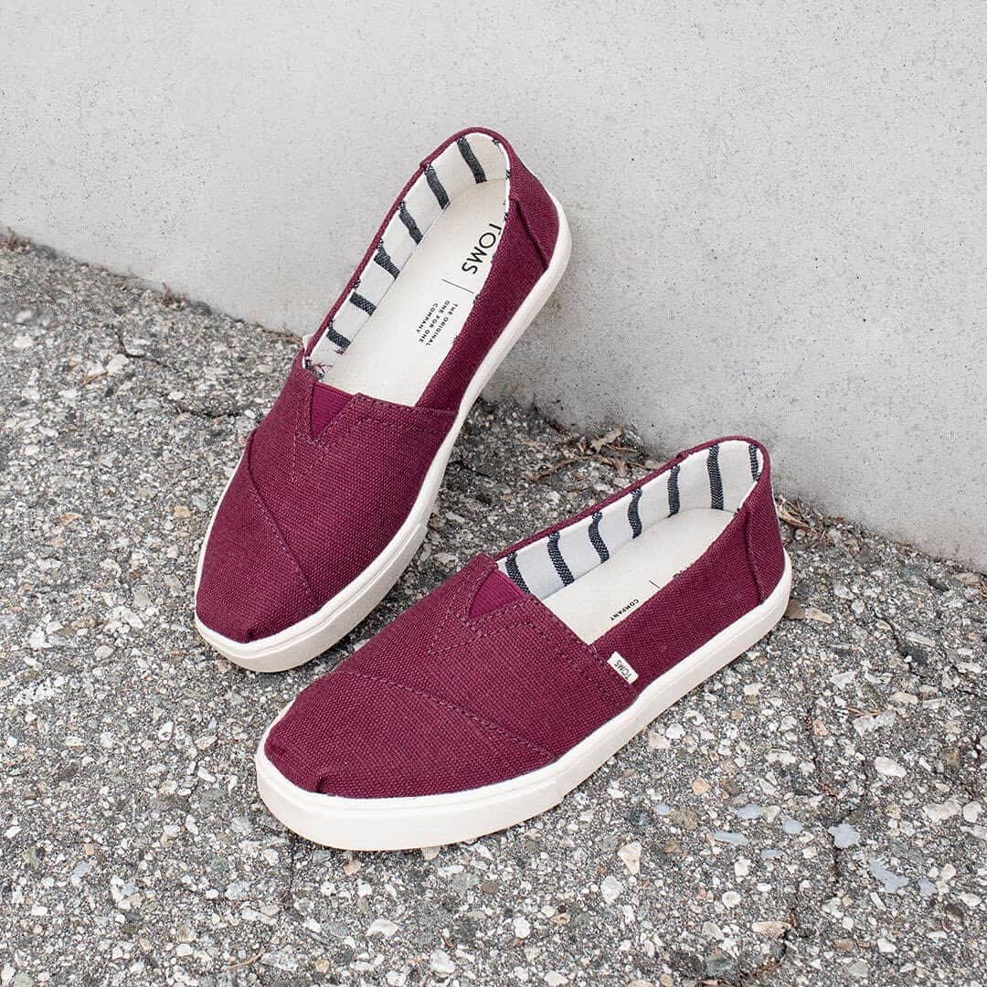 トムズシューズのインスタグラム：「Our iconic Alpargata, now on a more durable rubber sole.」