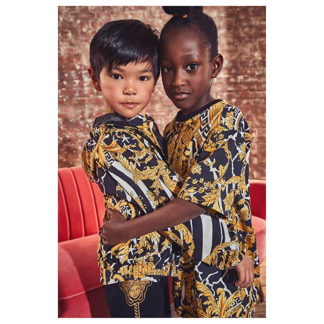 ジャンニヴェルサーチさんのインスタグラム写真 - (ジャンニヴェルサーチInstagram)「Prints from the #VersaceFW19 Collection are reimagined on playful clothes and accessories for children. Discover more through the link in bio. _ Styled by: Allegra V. Beck Photographer: @ianboddy」8月20日 1時05分 - versace