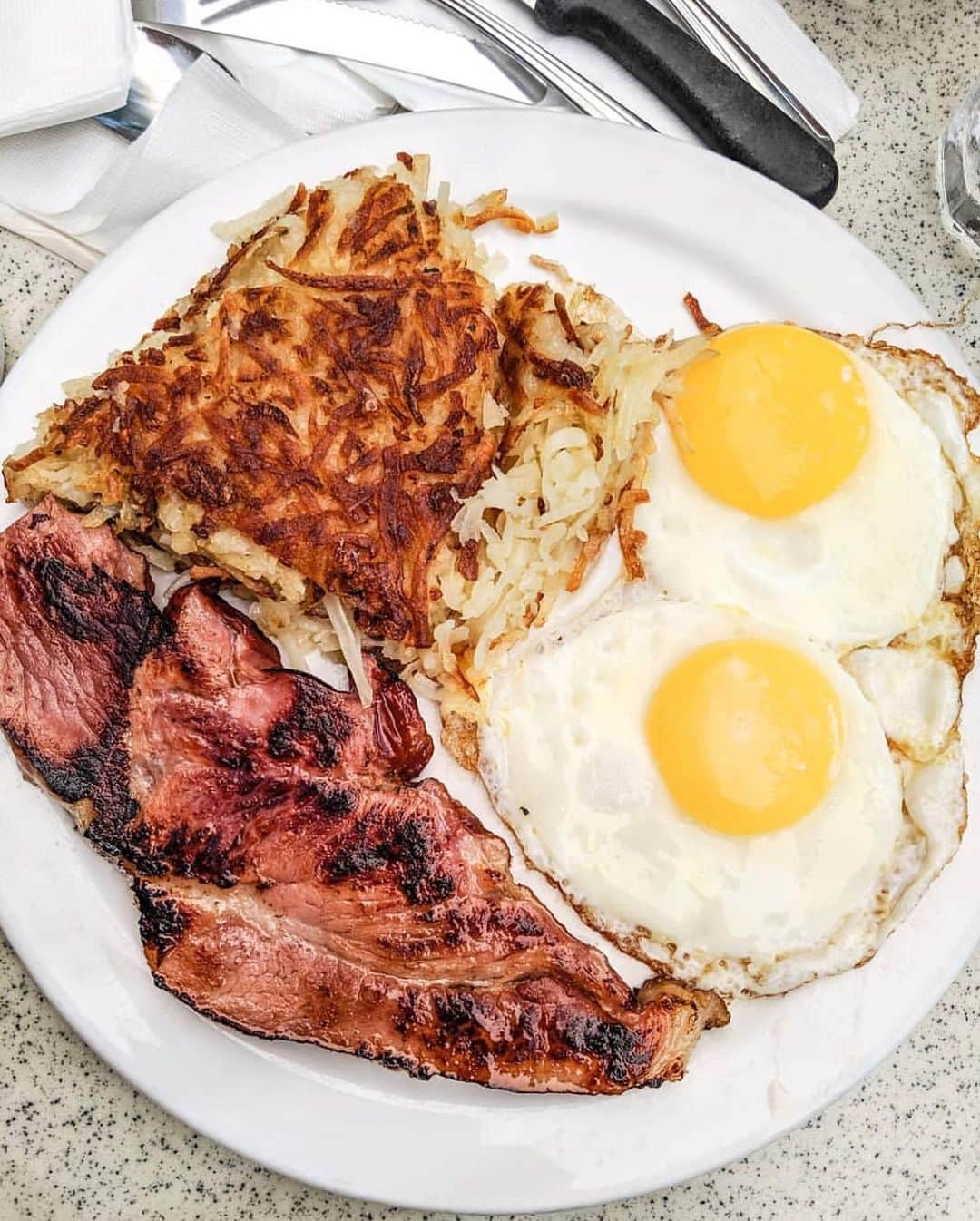 Eater LAさんのインスタグラム写真 - (Eater LAInstagram)「Pann’s Breakfast with ham, two sunny-side eggs, and hash browns from @panns_restaurant. 📸: Eater LA editor @mattatouille. Hashtag #eaterla on your best photos for a chance to be featured.」8月20日 1時07分 - eater_la