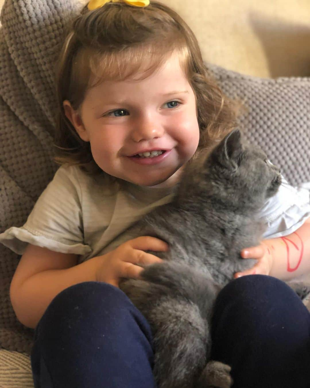 アレクサンドラ・フェルステッドさんのインスタグラム写真 - (アレクサンドラ・フェルステッドInstagram)「‘Ga Ga’s ‘ gone and bought herself a kitten! India’s obsessed and keeps telling us he’s her cat! We can’t think of a name for him .... any suggestions? 💙」8月20日 1時15分 - binkyfelstead