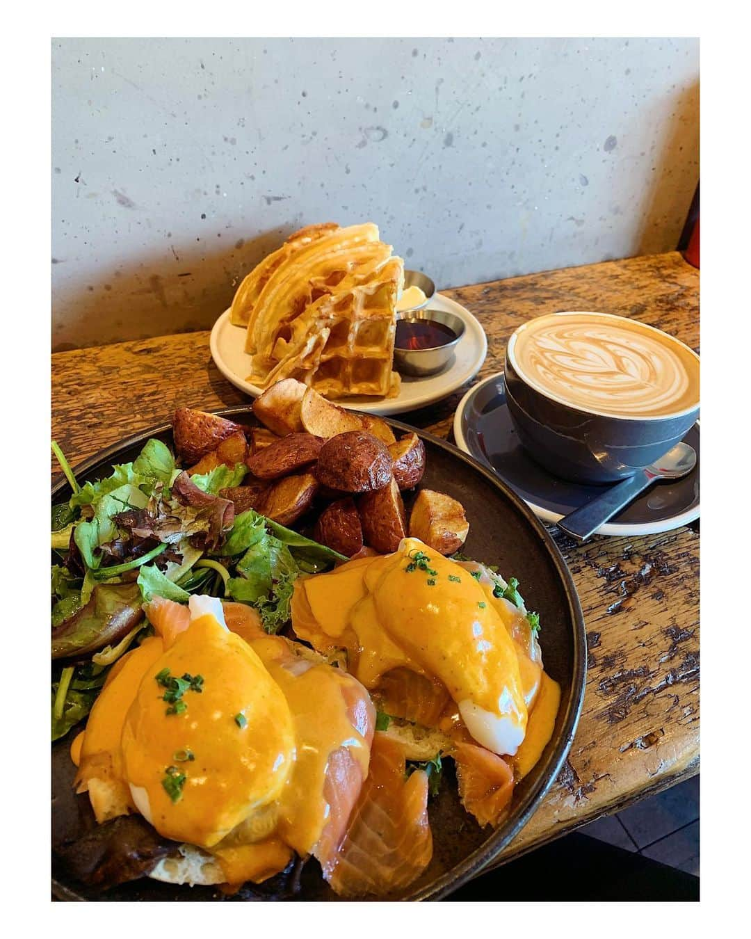 ハー・ミジョンさんのインスタグラム写真 - (ハー・ミジョンInstagram)「Brunch time In 🇨🇦 after delayed my golf bag😭  #canada #brunch #salmonbenedict #waffles #latte #yammy」8月20日 1時21分 - mi_jung1205