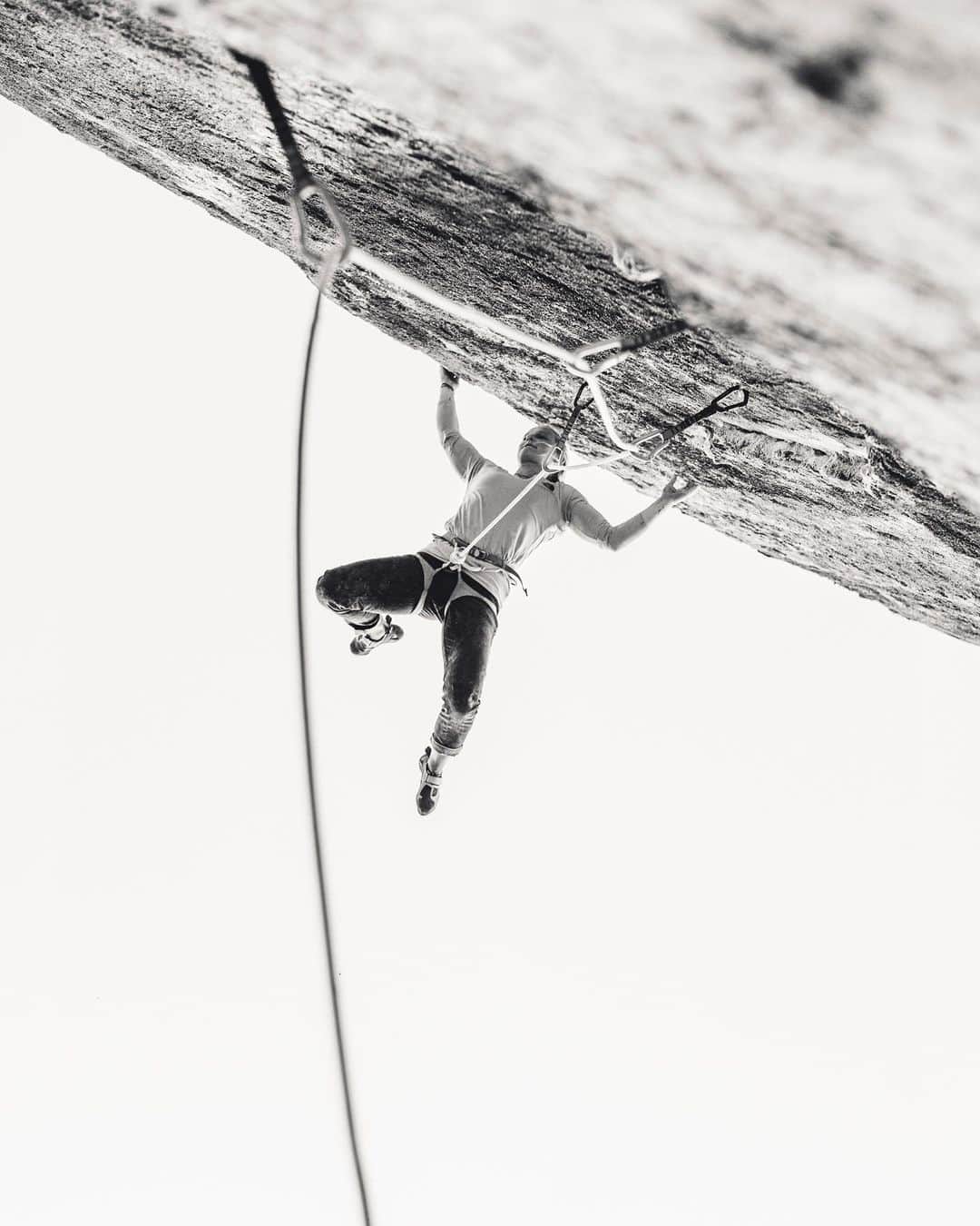 エミリー・ハリントンのインスタグラム：「Week of rest ✅😉 // Vegas bday party ✅😂🎉 // Now it’s back to the regularly scheduled programming 🧗🏼‍♀️// Next up: Global Climbing Day on August 24th! @thenorthface has teamed up with gyms all over the world to provide inclusive opportunities, lower barriers to entry, and celebrate climbing - because #wallsaremeantforclimbing 💕. Check the link in my profile to find a gym near you! // I will be at @firstascentclimbing Avondale in Chicago for a full day of poster signing, clinic, slideshow, film screening, and climbing of course 😉 // @thenorthface_climb // 📸 @honngy from Pitumarca, Peru 🇵🇪」