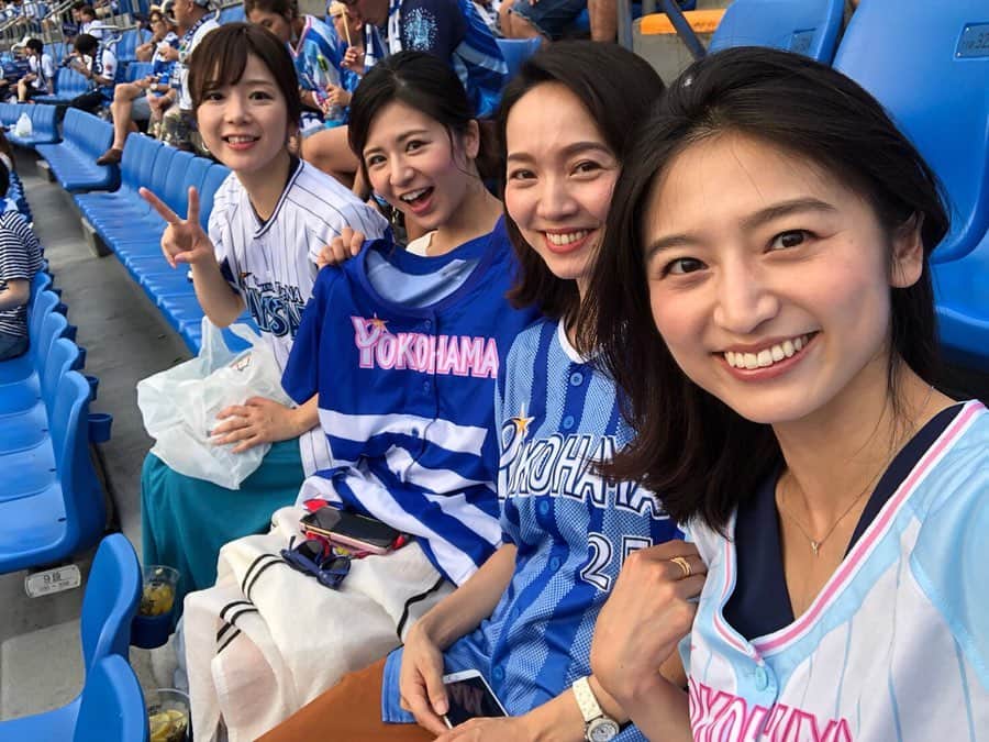 荒木麻里子さんのインスタグラム写真 - (荒木麻里子Instagram)「いつ会っても 楽しすぎる皆んな😊 . #野球通 の二人 @yagi_hitomi_0801  @yuyoshimura87 と⚾️ . #野球初心者 の二人 @yuka_ueno89  @marilyn198612 🙋‍♀️ . 野球を見つつ いつも通り 食べて飲んで喋って、、、 . 安定の楽しさでした💛 . . . #話題は尽きず  #野球から加齢まで #知らないアザだらけ  #女子会  #いつもの仲間  #ニュースバード  #横浜の夜  #ハマスタにて  #野球観戦女子  #プロ野球観戦」8月20日 1時27分 - marilyn198612