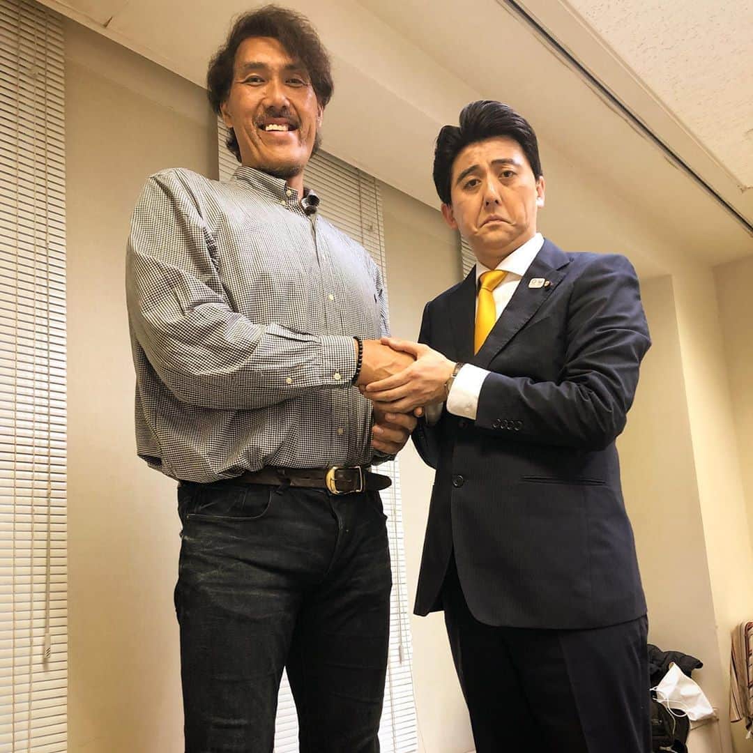 佐竹正史さんのインスタグラム写真 - (佐竹正史Instagram)「バスケットボール元日本代表選手🏀 石橋貴俊さんと握手をさせて頂きました🤝✨ わたくし身長182以上ありますが、この差でございます。210センチですって🙄 以前にも同じような投稿をした記憶がありましたが川合俊一さんとご一緒した際でした。 ちなみにわたくし自身が中、高校の6年間バスケ部でした⛹️‍♂️ 6年やりましたがわたくしにはバスケの才能は無く、みんなで楽しく部活をする事だけを学生時代は時間を費やした記憶です😌 石橋貴俊さんありがとうございました🎌 . . . #本日の首相と握手 #石橋貴俊 さん #210センチ #バスケットボール #バスケ #バスケ部 #バスケ好きな人と繋がりたい #スラムダンク #世代 #黒子のバスケ #読み込みたい漫画 #ビスケッティ佐竹 #安倍総理 #安倍晋三 #佐竹オススメンバー」8月20日 1時37分 - sataketty