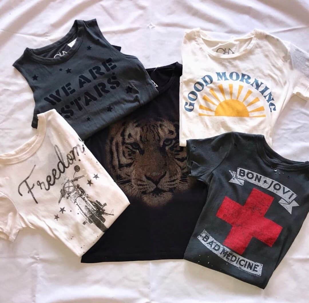 チェイサーのインスタグラム：「grapic goals⚡️😍 #chaserbrand @chaserbrand @lilacandlilies_boutique #graphictee #graphic #cutetee #summerstyle」