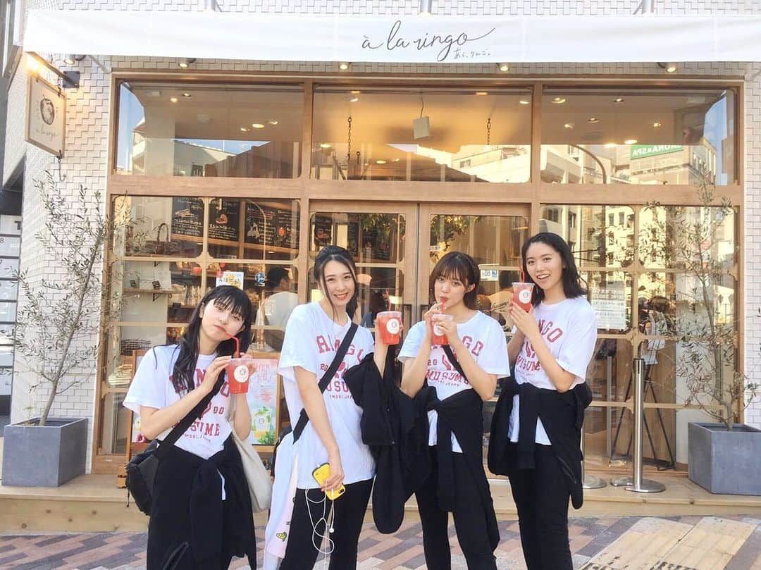 りんご娘さんのインスタグラム写真 - (りんご娘Instagram)「あら、りんご🍎さんに行ってきました！！ 青森県のりんごを使ったお店。こんなお店が神戸にあるなんて感動です🥺 混んでたのでテイクアウトのみ。今度はゆっくり行きたいです！！ #りんご娘  #ringomusume  #あらりんご  #青森県のりんご #青森県産 #神戸カフェ  #神戸観光  #カフェ #りんご好き」8月20日 1時30分 - _ringo.musume.com_