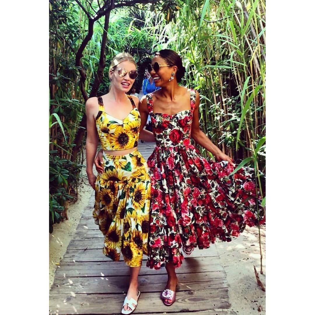 ドルチェ&ガッバーナさんのインスタグラム写真 - (ドルチェ&ガッバーナInstagram)「Kitty Spencer and Emma Weymouth are pictured wearing summery Dolce&Gabbana florals.  #DGWomen #DGCelebs」8月20日 1時31分 - dolcegabbana