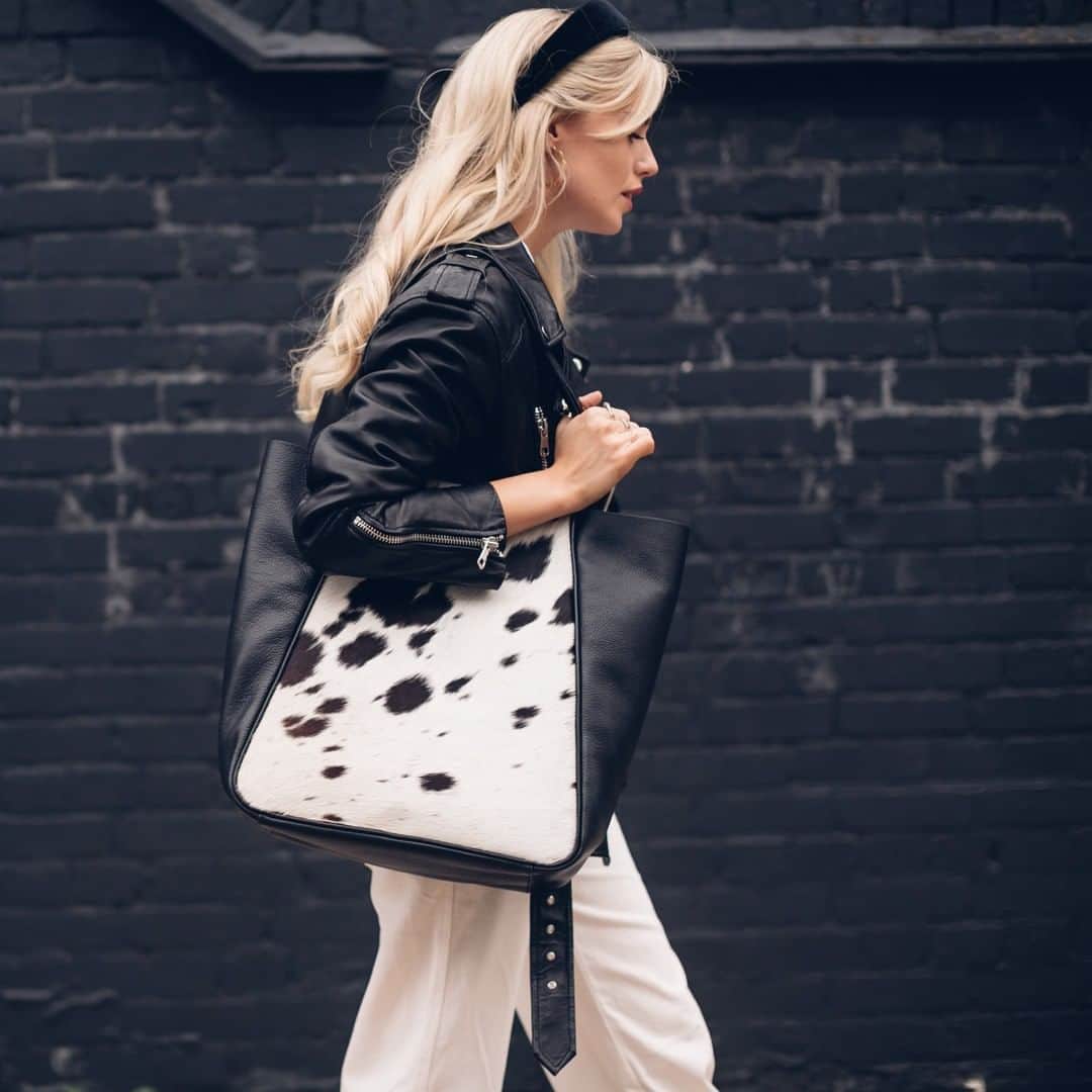 アクセサライズのインスタグラム：「The animal-print trend enters the new season with the latest spots to sport: cow print. Perfect for carrying the look through any outfit, our Suki shopper bag is created in luxurious leather with a printed insert. 📷: @styledwithsallie. 🔍 Bag - 7904689700 🔍 Headband - 7868260300 Tap the link in the bio to shop now.  #Accessorize #Accessorizer」