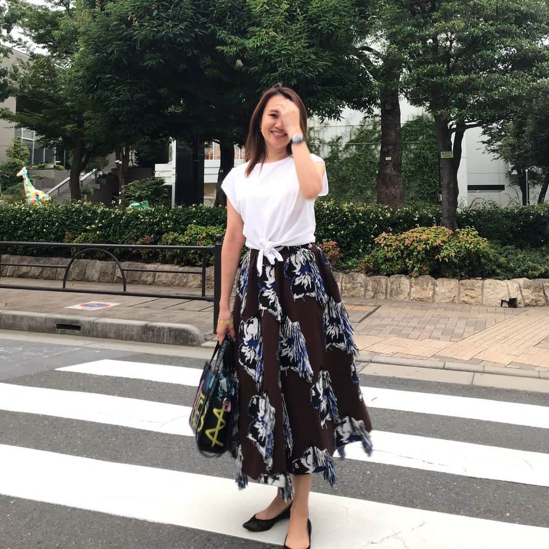 のインスタグラム：「今日も楽しかったお仕事♥️ 今日は"見た目のギャップ"も最高に楽しい出逢いに、再会に嬉しかったー！ そして、狙ってた美顔器が売り切れててショックだったよー😭😭😭😭 がーひさしぶりに後悔😭😭😭 服は悩まないのに、美容はうといから すぐ悩むー。 #何事もタイミング #ガッビーン 秋物がどんどん届いて着るの楽しみだけどまだ暑いですなっ🌞 さぁ今日も楽しもう！ おやすみっ！ #coordinate #tee #zara #ザラ #sk #akiranaka #アキラナカ #shoes #chanel #シャネル #bag #balenciaga #バレンシアガ」