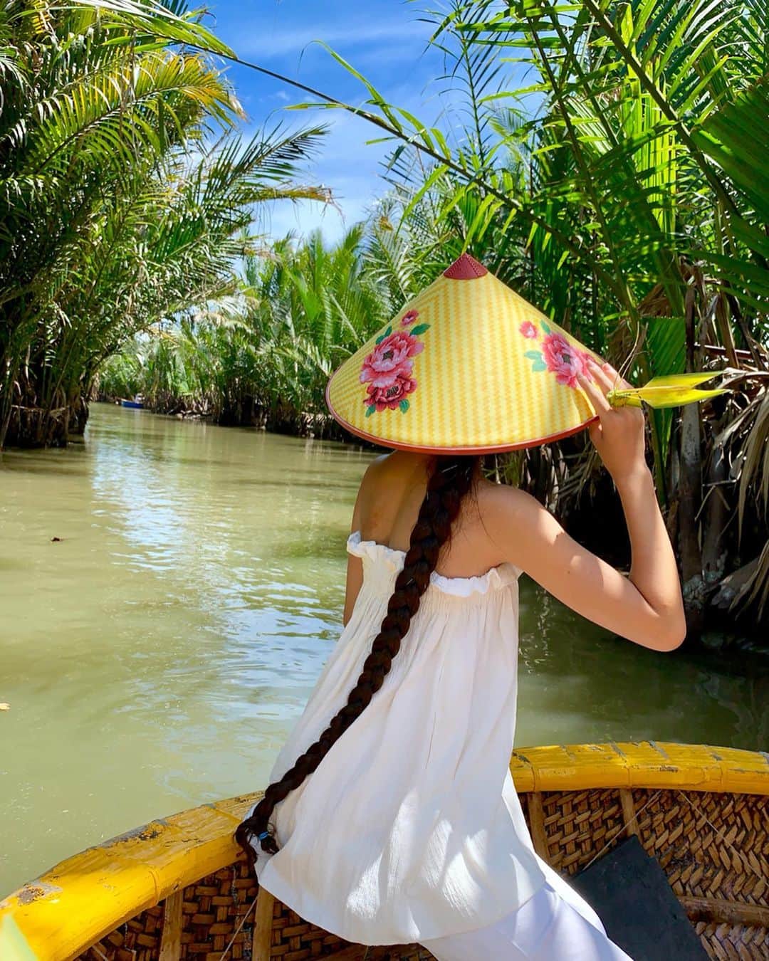 Laraさんのインスタグラム写真 - (LaraInstagram)「. The basket boats were so much fun🎶 . 器用で 明るくて楽しいベトナム人の性格を垣間見れたココナツフォレストのバスケットボート乗り。 Yan 、いっぱい楽しませてくれてありがとう😊」8月20日 1時41分 - fa_la_lara
