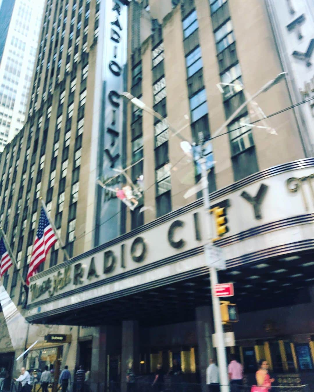 ザックポーゼンさんのインスタグラム写真 - (ザックポーゼンInstagram)「Summer in the city! @radiocitymusichall」8月20日 1時41分 - zacposen