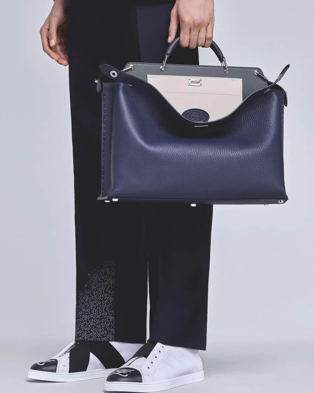 Fendiさんのインスタグラム写真 - (FendiInstagram)「Modern, metropolitan elegance rooted in a free-spirited mood. Discover the #FendiFW19 accessories edit, starring the new #FendiPeekaboo Essential.  Creative Director: @silviaventurinifendi #silviaventurinifendi  Art Director: @nicovascellari  Still Photographer: @mattiazoppellaro  Styling: @ganio  Feat: @malickbodi and @aramishmangi」8月20日 1時45分 - fendi