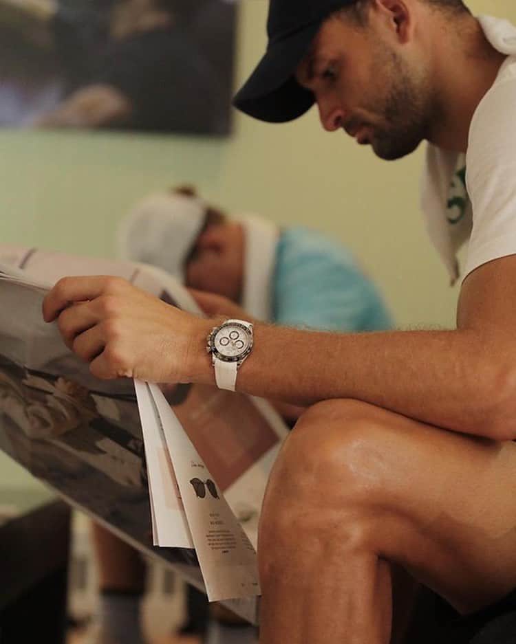 MR PORTERのインスタグラム：「Even tennis pros deserve a stylish time-out. Hamptons Summer Classic pro (and former MR PORTER Post cover star) Mr @grigordimitrov, getting in some reading at yesterday’s tennis tournament. Head to the link in bio to find out what happened when we met him. #MRPORTERHamptons.」