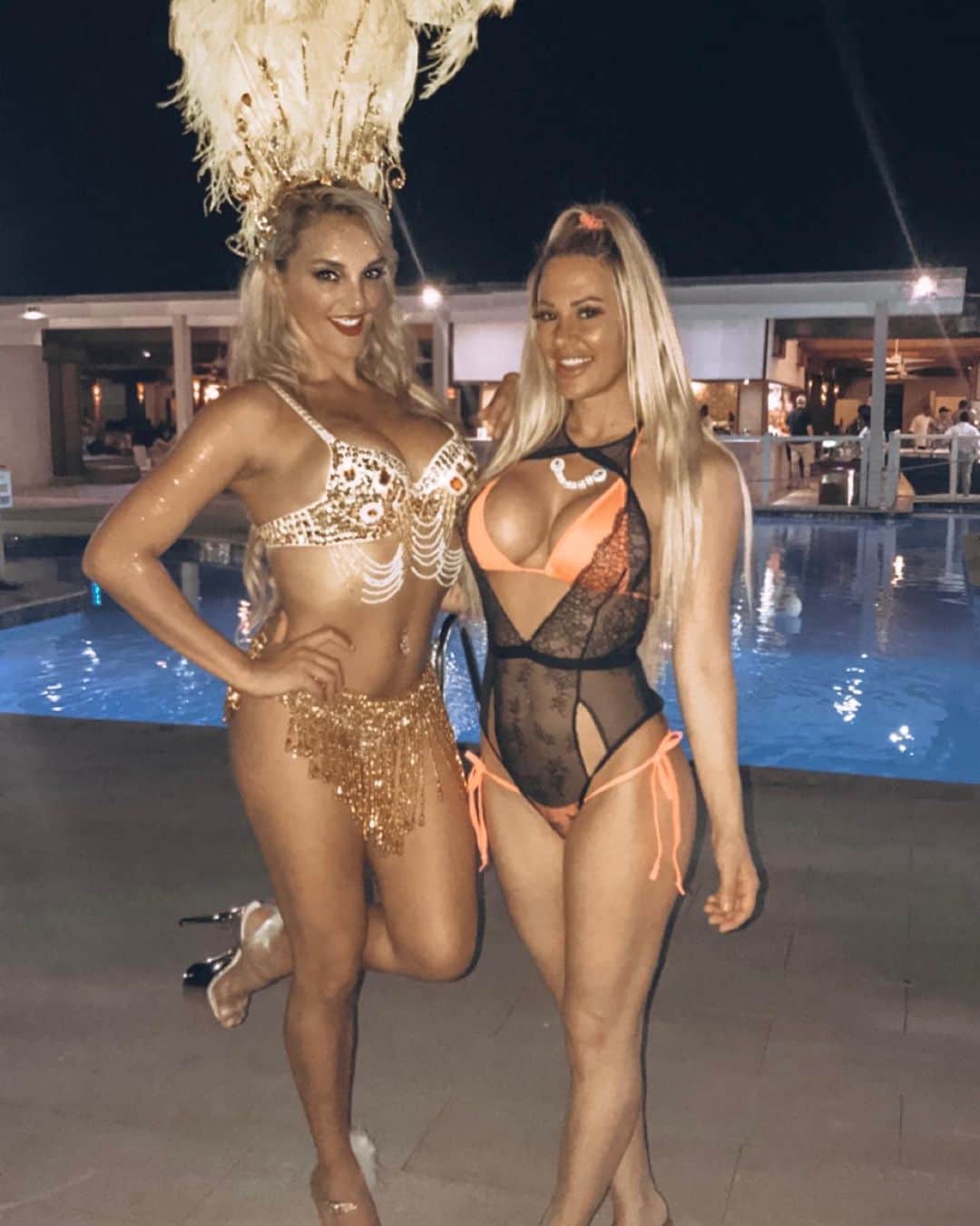 Kindly Myersさんのインスタグラム写真 - (Kindly MyersInstagram)「Neon carnival night @hedonismjamaica  with my babe @heloinemoreno」8月20日 1時48分 - kindlymyers